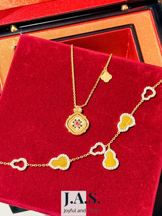 Aurelia Vintage Square Necklace