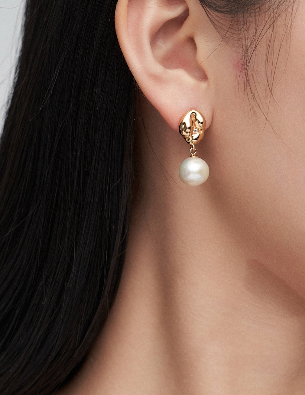 Chic Design with Natural Baroque Pearls Elegant Earrings