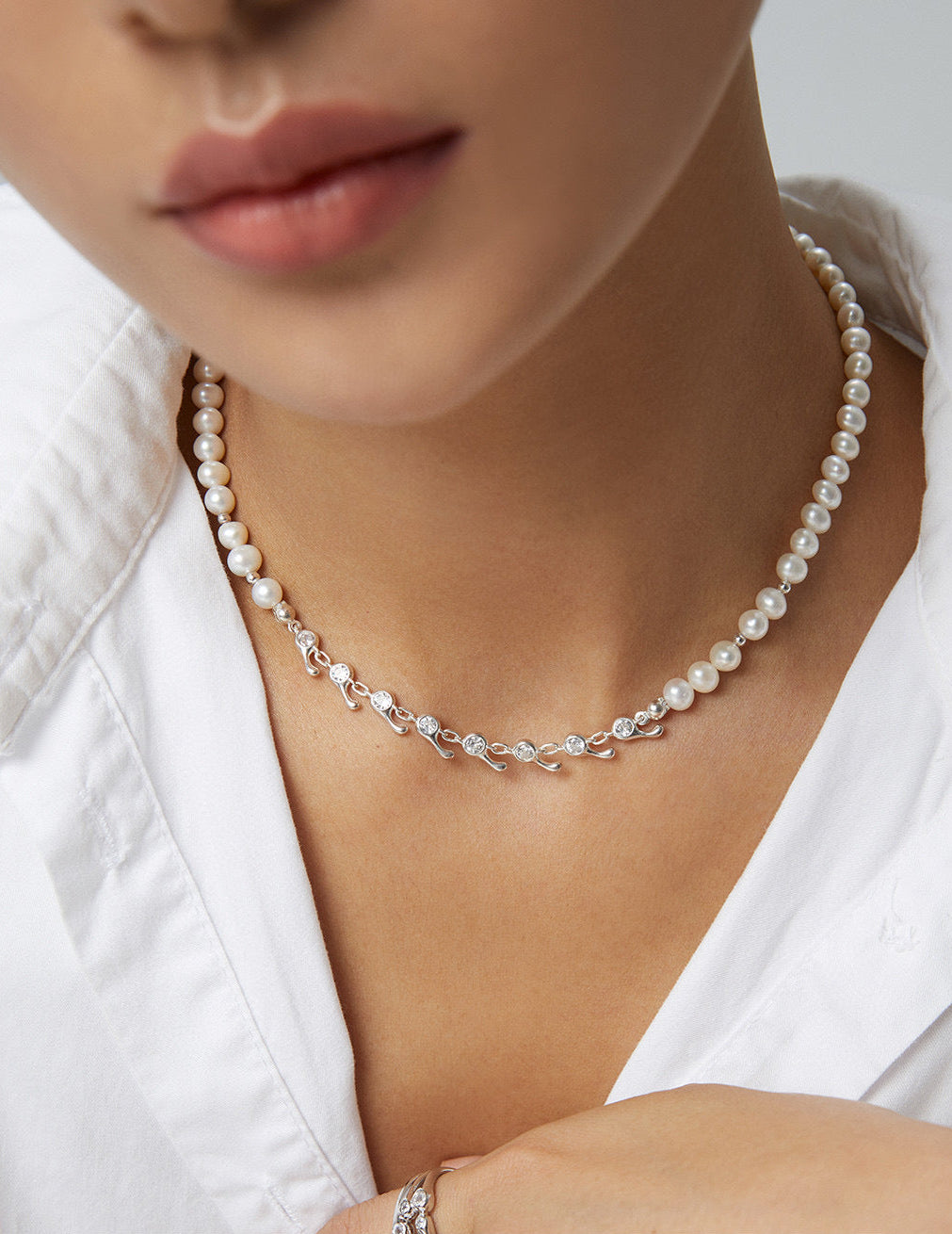 Classic Pearl Necklace with Rhinestones